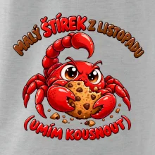 Malý listopadový štírek chrání čokoládovou sušenku