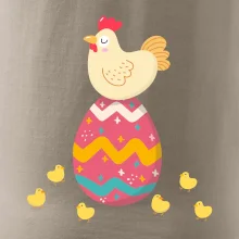 Sliepka sediaca na veľkonočnom vajci