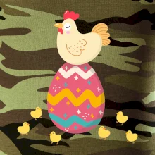 Sliepka sediaca na veľkonočnom vajci