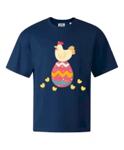 Sliepka sediaca na veľkonočnom vajci