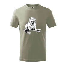 Čiernobiely buldog na skateboarde