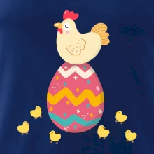 Sliepka sediaca na veľkonočnom vajci