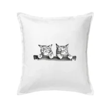 Dve mačiatka na stoličke