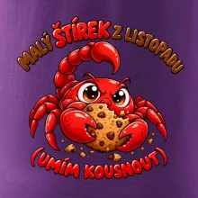 Malý listopadový štírek chrání čokoládovou sušenku