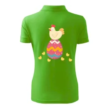 Sliepka sediaca na veľkonočnom vajci