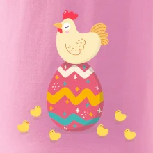 Sliepka sediaca na veľkonočnom vajci