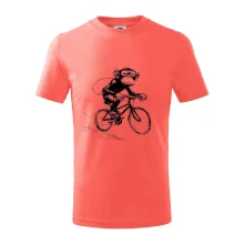 Opice s batohom na bicykli