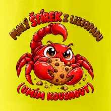 Malý listopadový štírek chrání čokoládovou sušenku