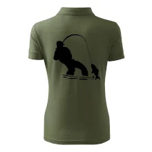 Rybár ťahajúce rybu