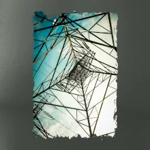 Farebné nebo - stožiare vysokého napätia