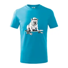 Čiernobiely buldog na skateboarde