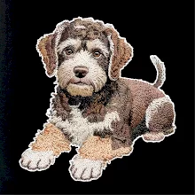 Lagotto romagnolo ležiaci vyšívaný na prsníku