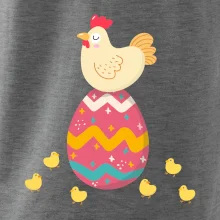 Sliepka sediaca na veľkonočnom vajci