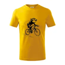 Opice s batohom na bicykli