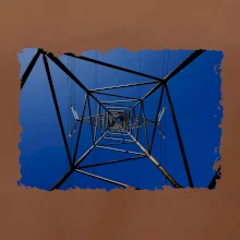 Stožiar vysokého napätia zospodu