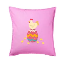 Sliepka sediaca na veľkonočnom vajci