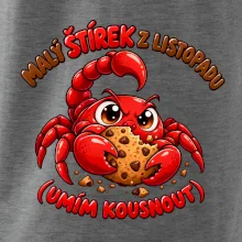 Malý listopadový štírek chrání čokoládovou sušenku