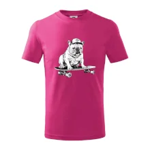 Čiernobiely buldog na skateboarde