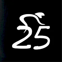 Cyklista oslavuje dvadsaťpäťku (25)