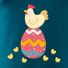 Sliepka sediaca na veľkonočnom vajci