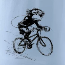 Opice s batohom na bicykli