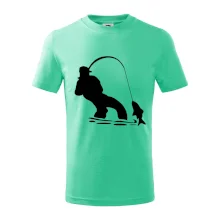 Rybár ťahajúce rybu