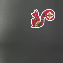 Folklór na prsníku veverička