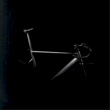 Cestný bicykel v tme Cestný bicykel v tme