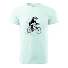 Opice s batohom na bicykli