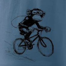 Opice s batohom na bicykli