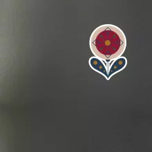 Folklór na prsníku kvetina guľatá