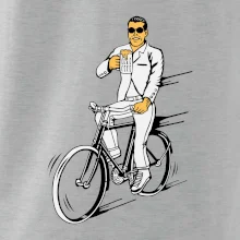Gentleman na bicykli s pivom