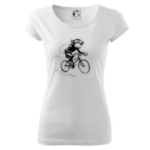 Opice s batohom na bicykli