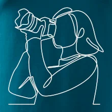 Fotografka stojaca jedným ťahom