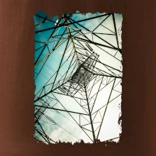 Farebné nebo - stožiare vysokého napätia