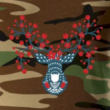 Folklór - jeleň s červenými plodmi