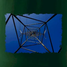 Stožiar vysokého napätia zospodu