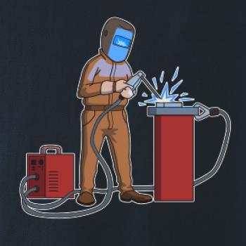 Zvárač pracuje
