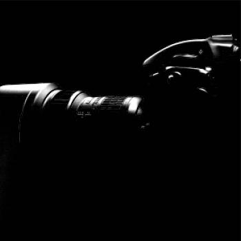 Zrkadlovka v tme z boku Zrkadlovka v tme z boku