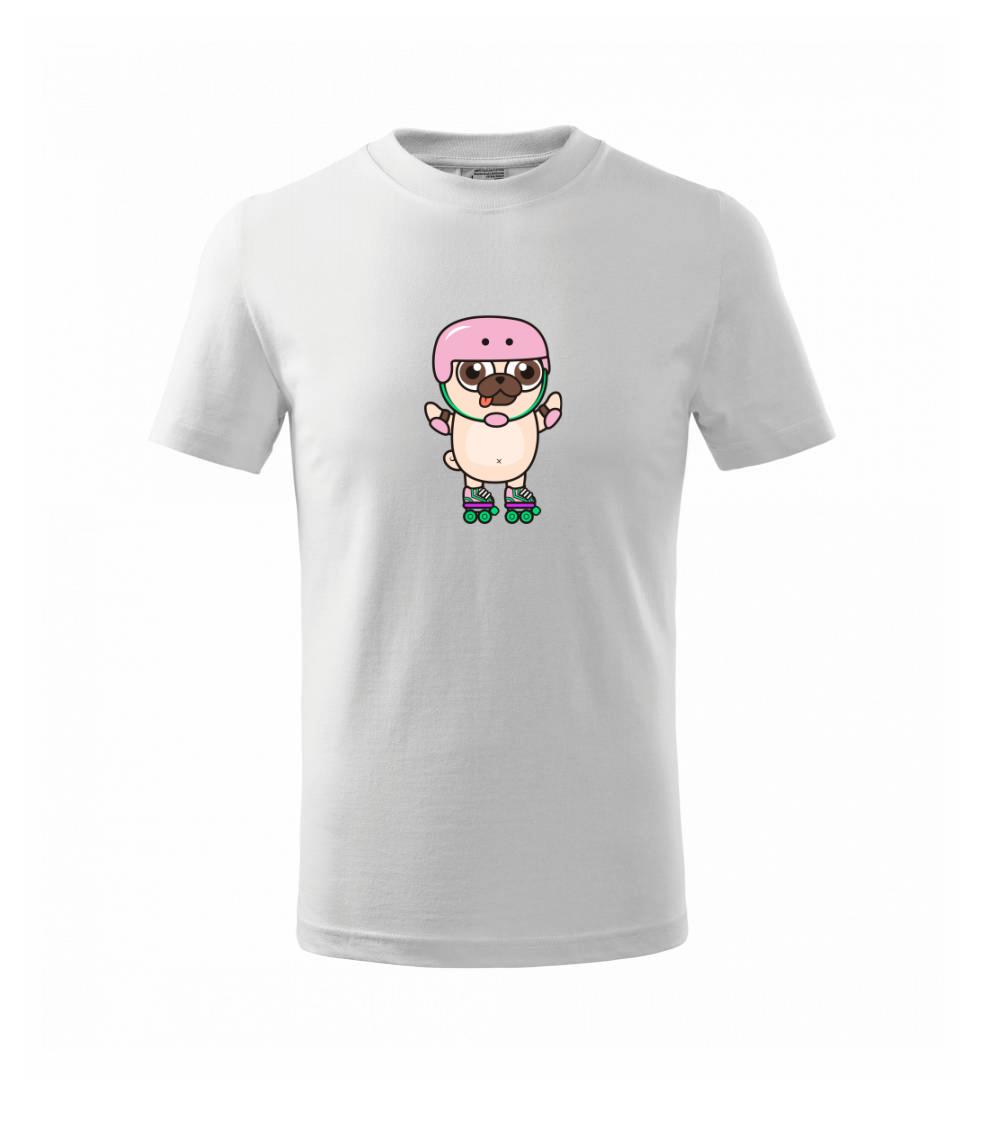 Mops a kolieskové korčule