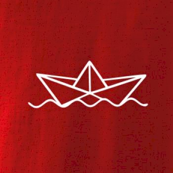 Papierová loďka na vode