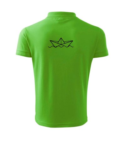 Papierová loďka na vode