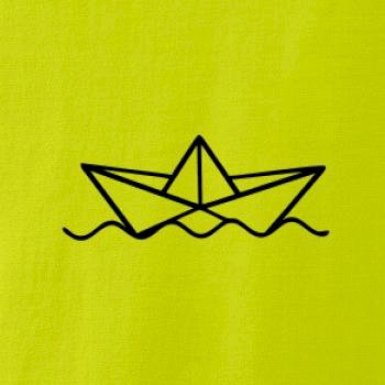 Papierová loďka na vode