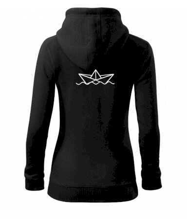 Papierová loďka na vode