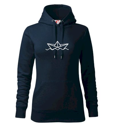 Papierová loďka na vode