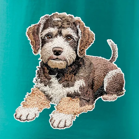 Lagotto romagnolo ležiaci vyšívaný na prsníku