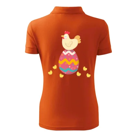 Sliepka sediaca na veľkonočnom vajci