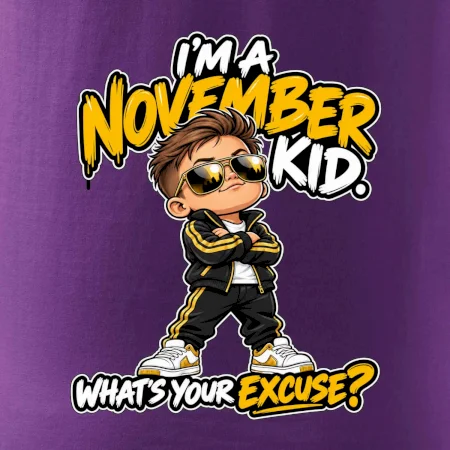 Novembrový chlapec v čiernej teplákovej súprave so zlatými okuliarmi