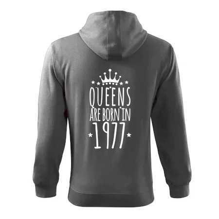 Queens are born in 1977
