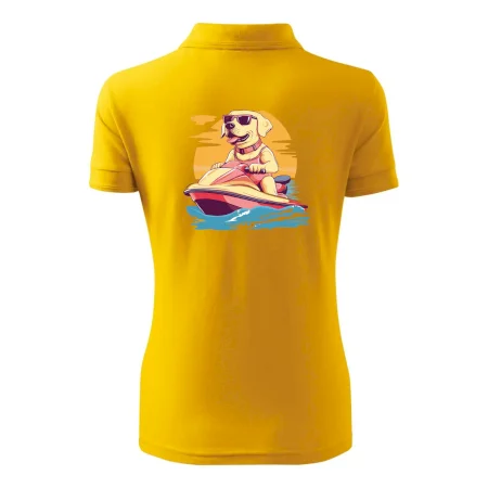 Zlatý retriever na vodnom skútri